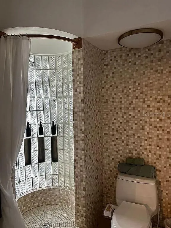 Room 9 Bathroom