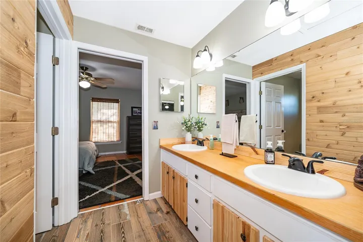 Jack & Jill between Bedrooms 2 & 3