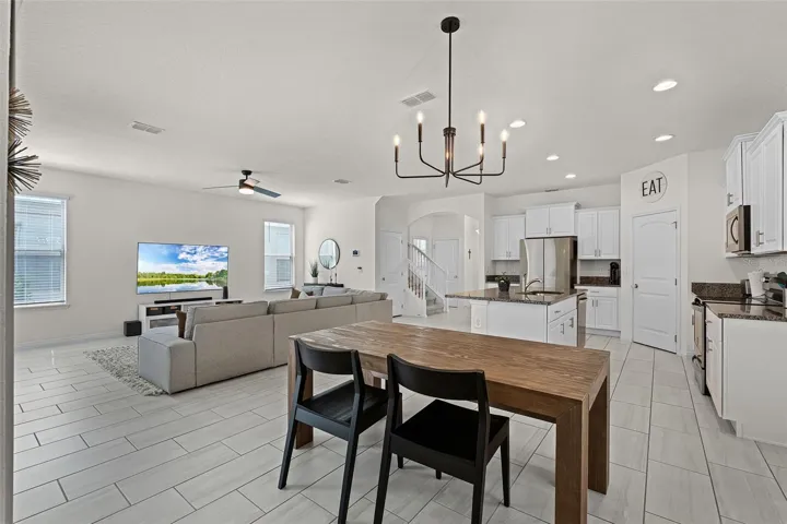 Great Floor Plan to Entertain!