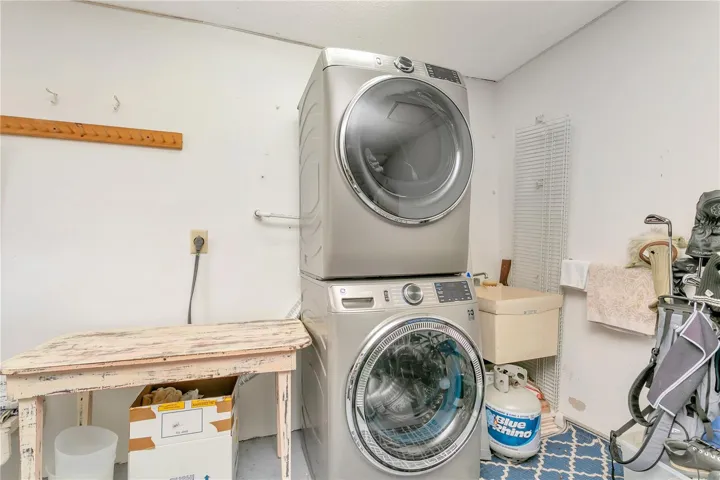 Laundry and laundry sink