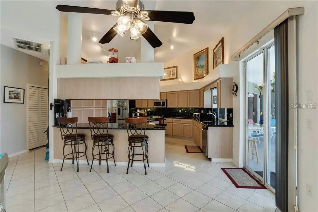 Kitchen breakfast bar and eat-in area