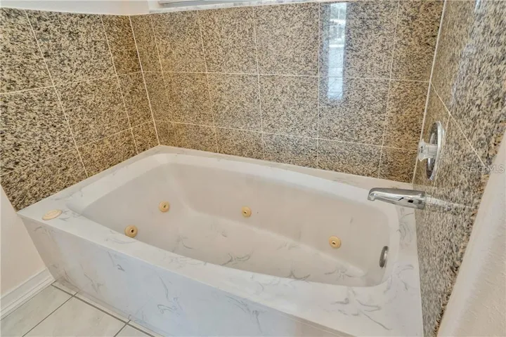 Master suite - whirlpool tub