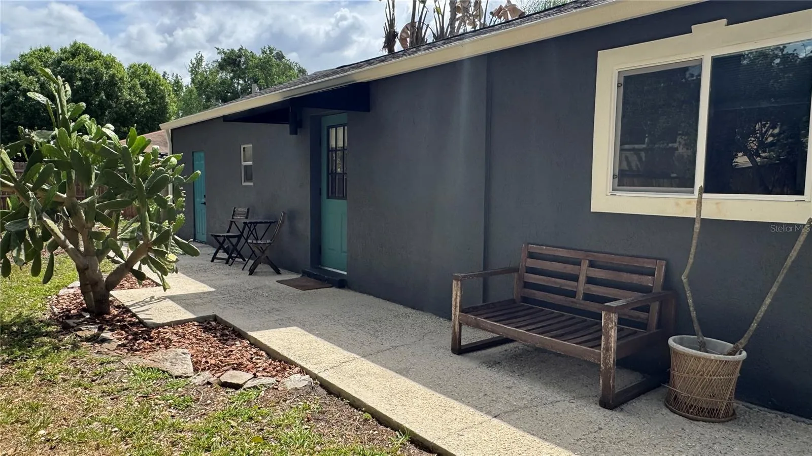 Private walkway to Guesthouse from driveway