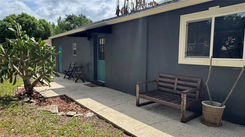 Private walkway to Guesthouse from driveway