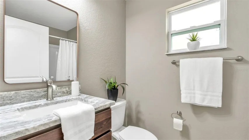 Primary en suite bathroom
