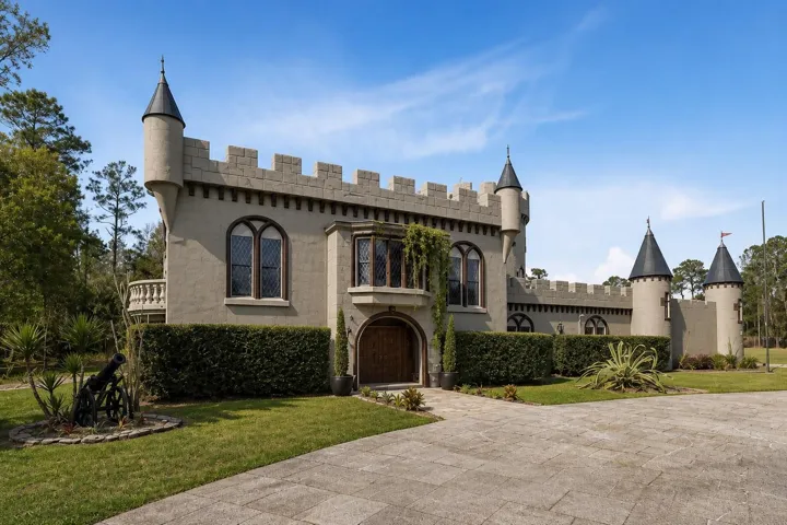Exterior color has been digitally modified to illustrate potential paint options.