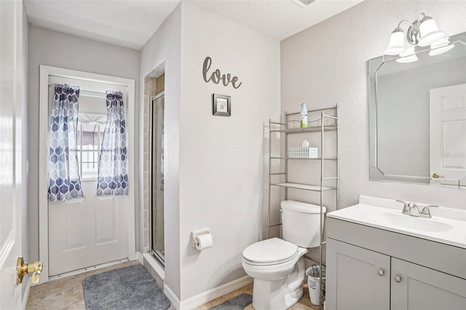 Bathroom 3 / pool bath