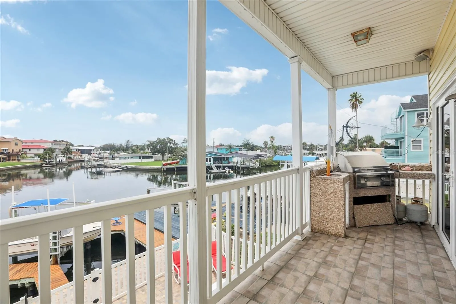2nd floor deck and grill