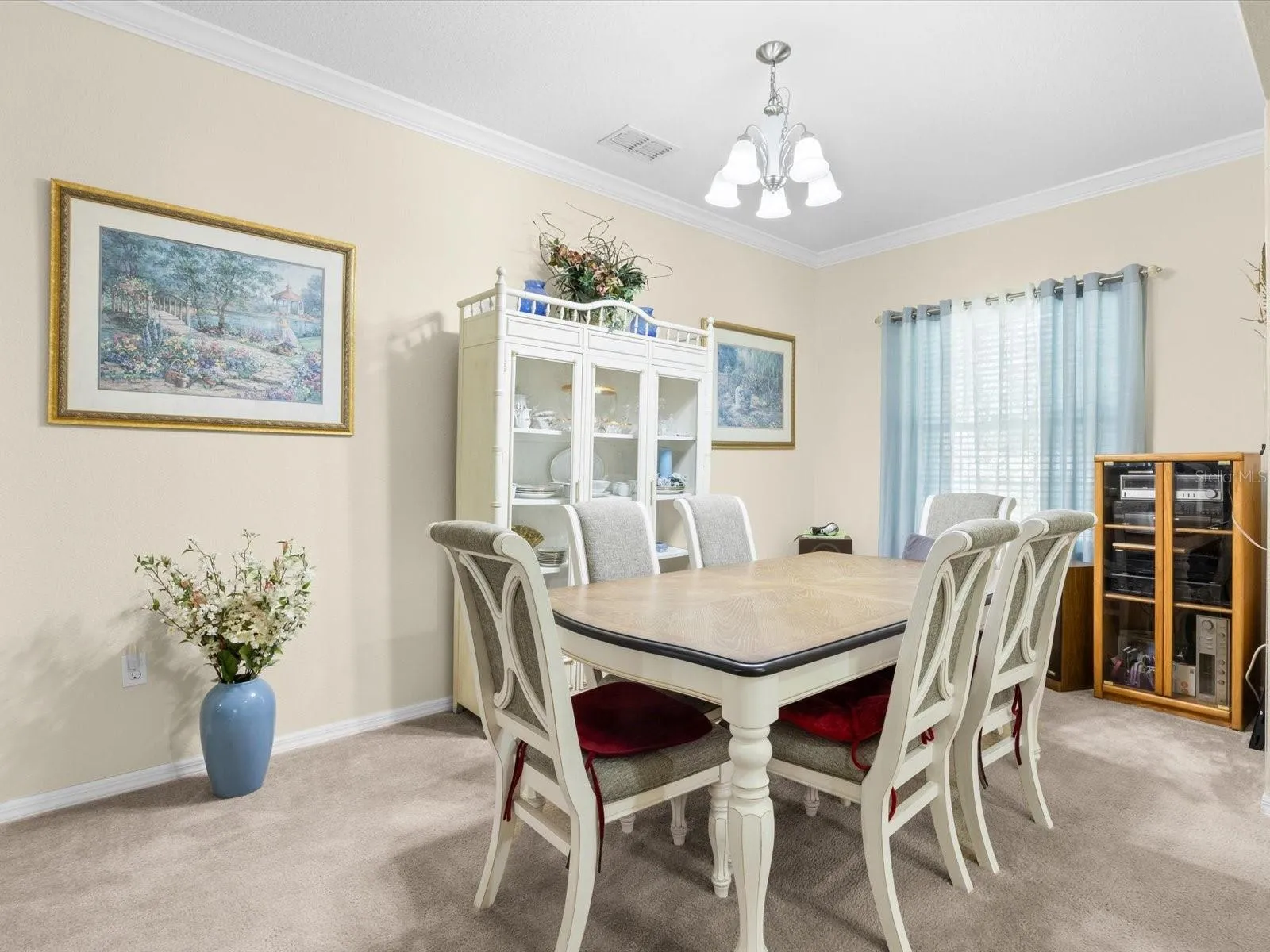Separate formal dining room