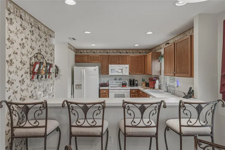 The handy snack bar is perfect for those casual meals.