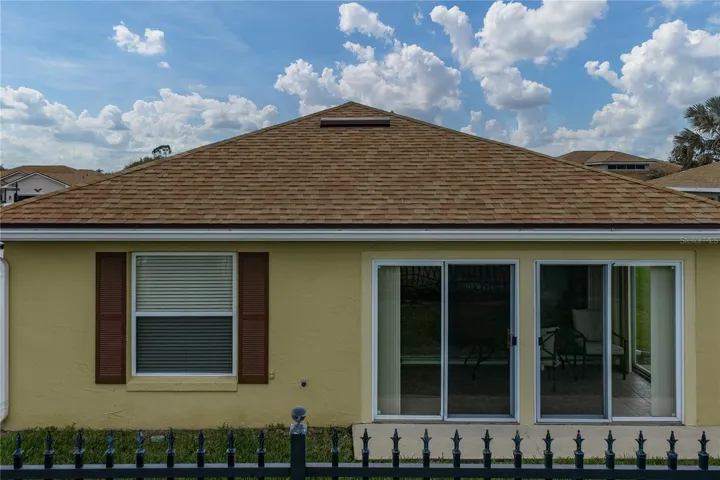 The 3 double sliders enclose the lanai.