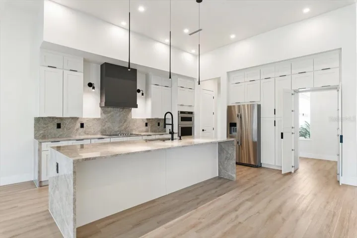Gourmet Kitchen w/Butler Pantry