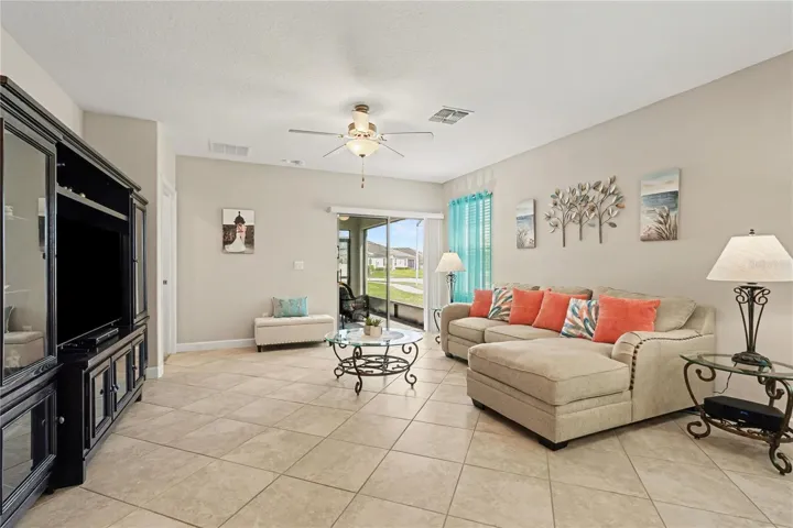 sliding doors to screened lanai