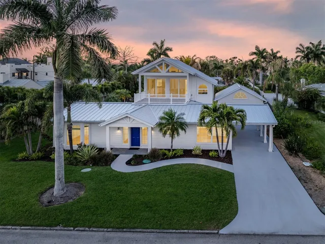 Stunning Fully renovated Key West sytle home located on Roberts Bay.