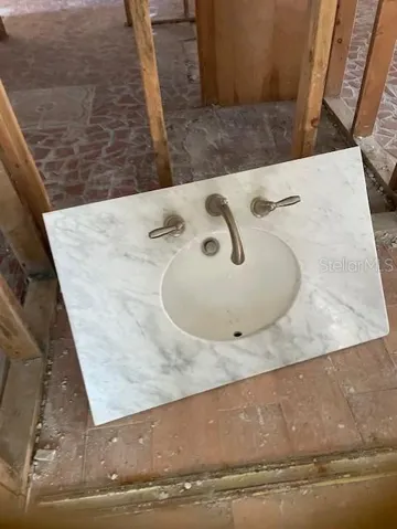 sink for 2nd owner suite bath - no vanity