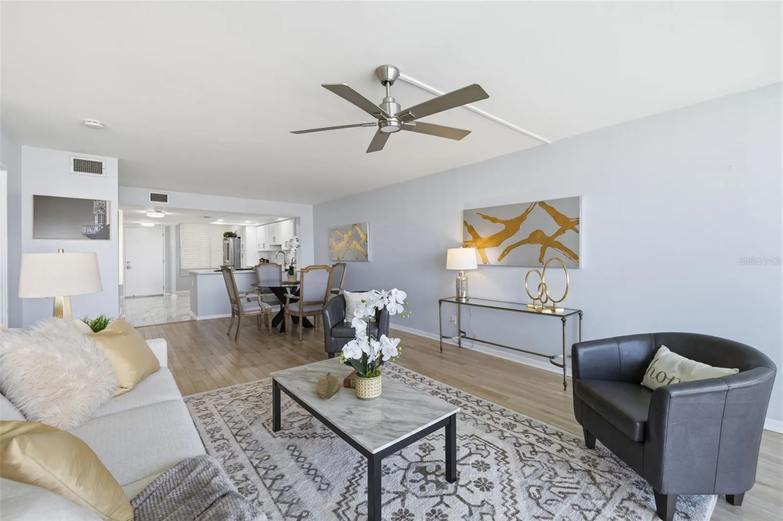 Living room/Dining area