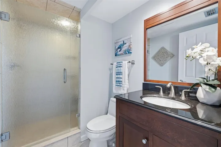 Main Bathroom Rain glass shower door