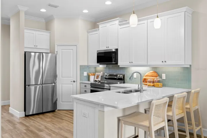 Kitchen with Breakfast Bar