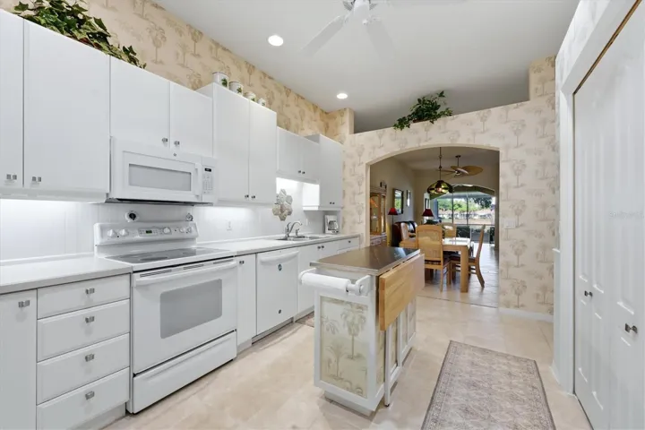 Kitchen with view to the water