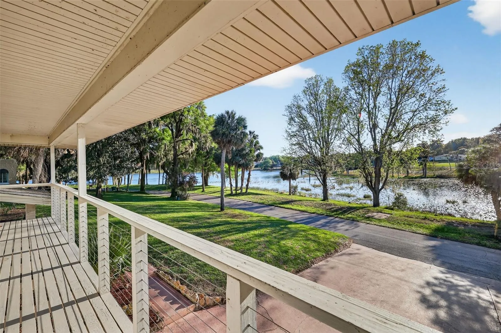 Balcony with view of the lake