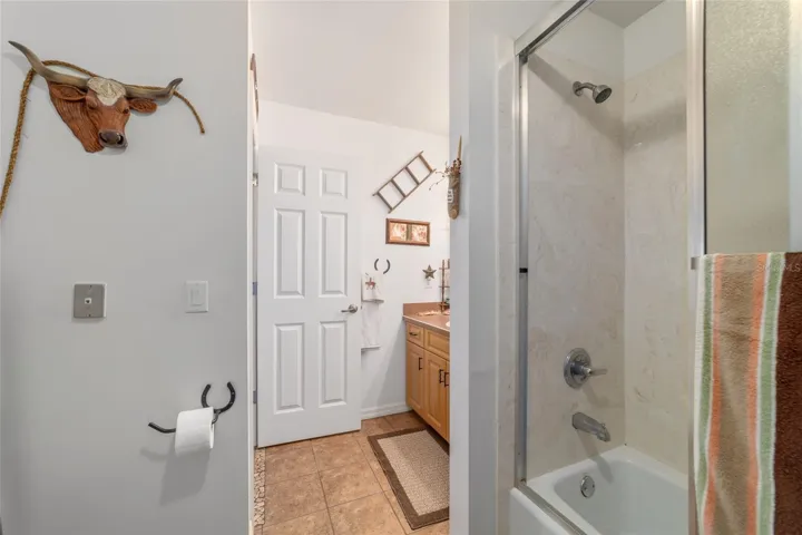 en suite bath for bedroom 2