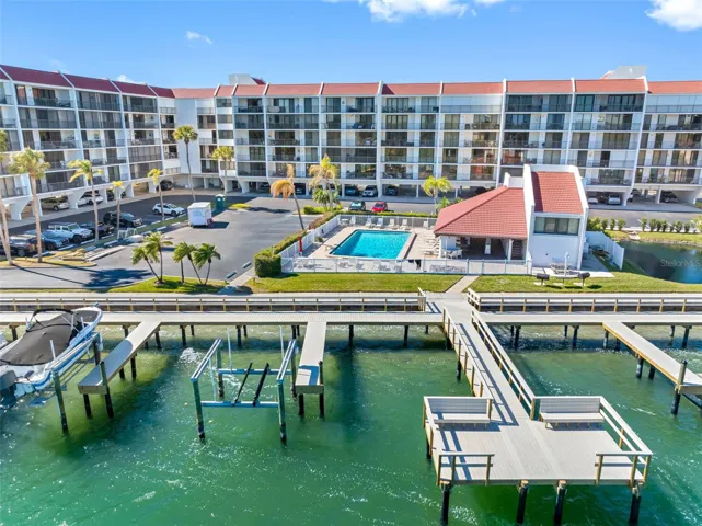 .. Brand New Promenade Walkway.. Day Dock with Path to the Heated Pool. This was almost a year project having the Promenade Built. A marvelous piece of Construction. It's over 500 Feet Long and accomodates over 45 Boat Slips - A Walkable Promenade for all Owners - Day Dock and Fishing Dock.