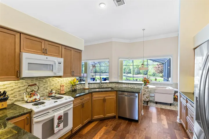 OPPOSITE VIEW OF THE KITCHEN TO THE DINETTE AREA.