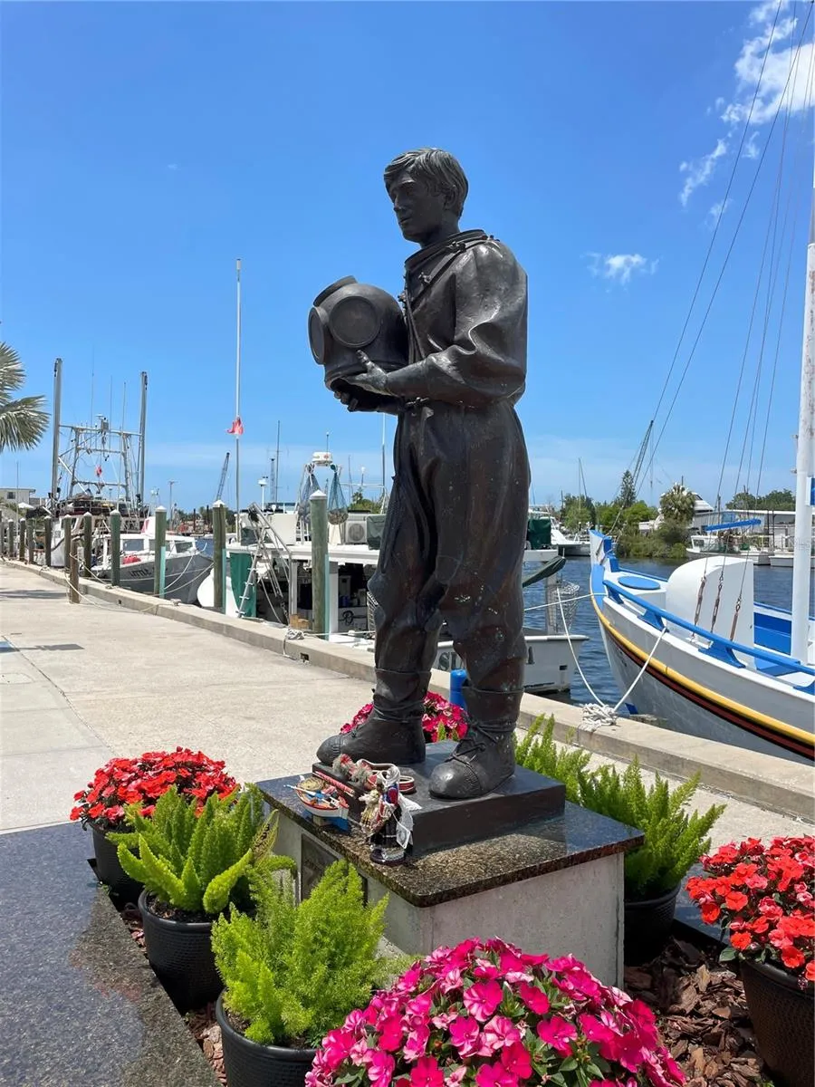 Sponge docks statue -a tribute to Sponge Divers