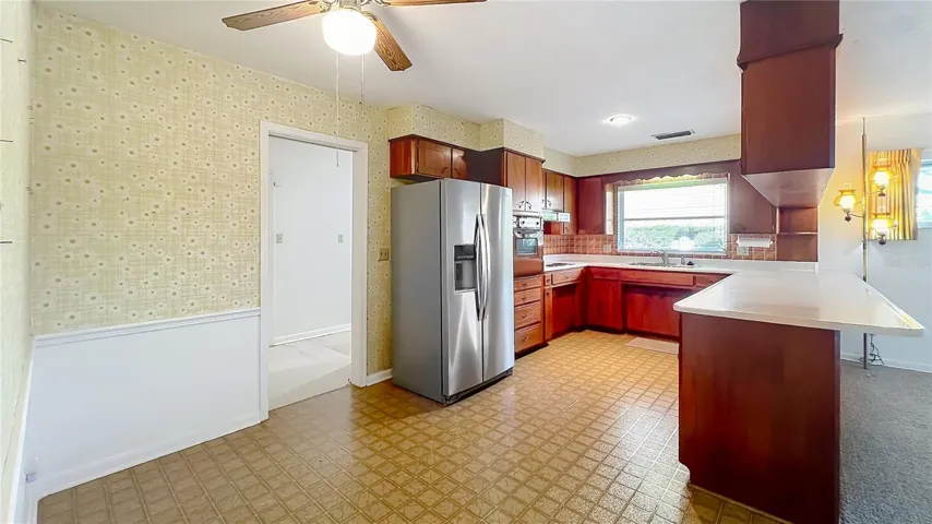 Kitchen and Eat-in Area