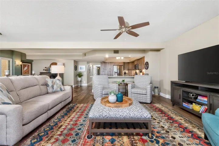 MANY OPTIONS IN ARRANGING THE LIVING SPACE!