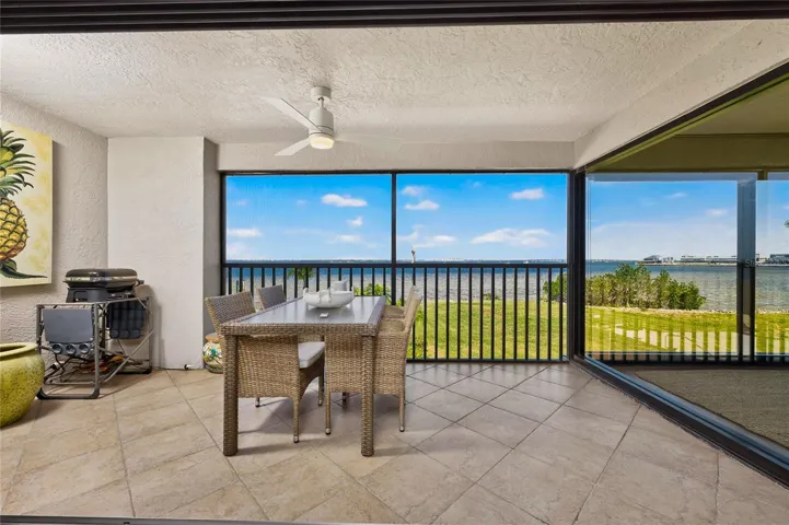 THIS LANAI CAN ACCOMADATE LOTS OF COMPANY!