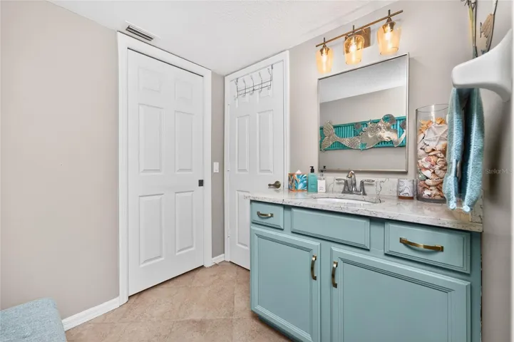 GUEST BATH WITH AN ENTRANCE TO THE HALLWAY AND THE GUEST BEDROOM!