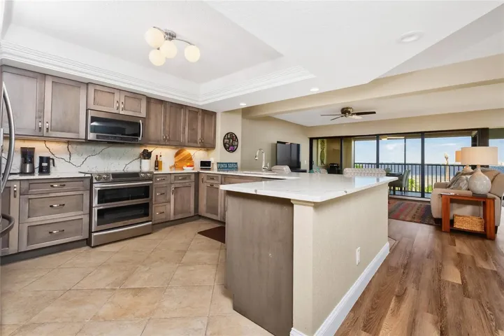 STUNNING KITCHEN RECENTLY REMODELED