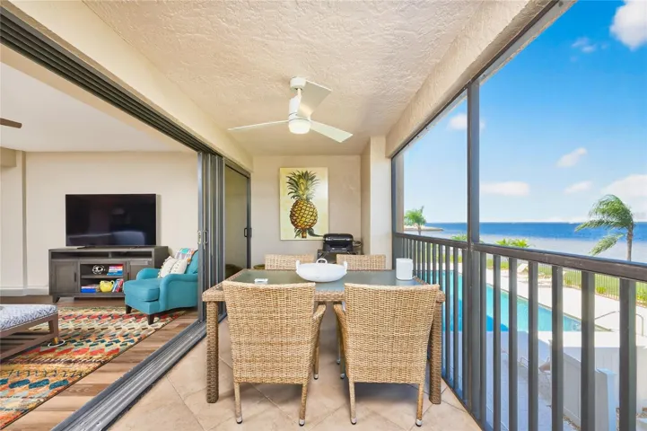 LANAI ALSO OVERLOOKS THE POOL!