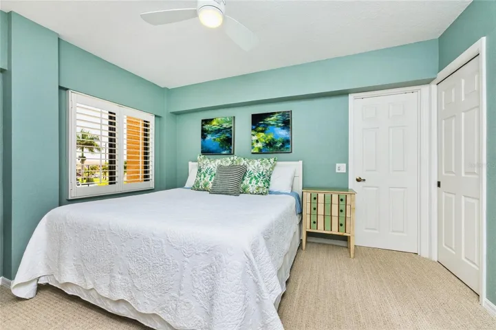 LUSH CARPET & BEAUTFUL KING SIZE BED!