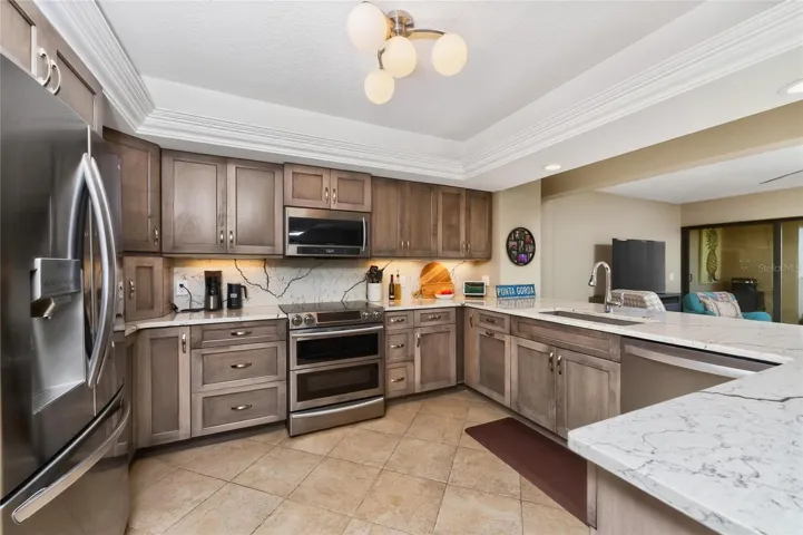 BEAUTIFUL LIGHT GRANITE COUNTERS AND FULL BACK SPLASH