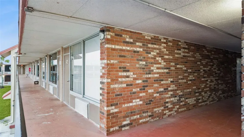 End Unit with No Side Neighbors!