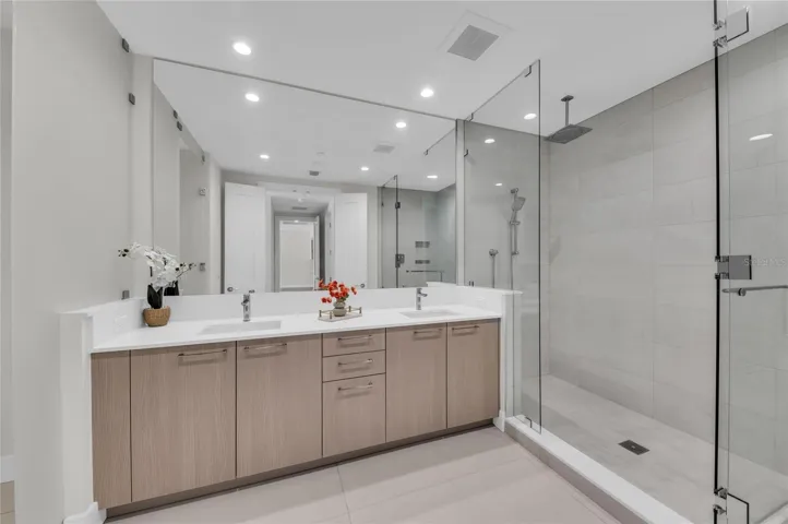 Master suite dual sinks