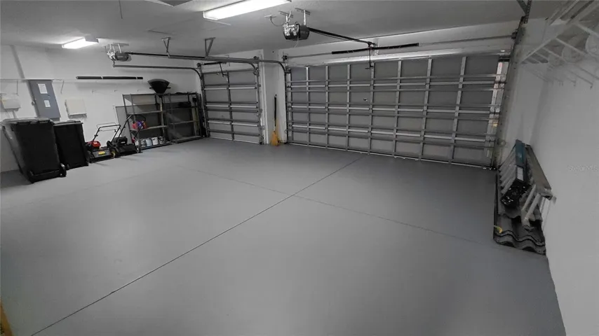 huge garage  3 car