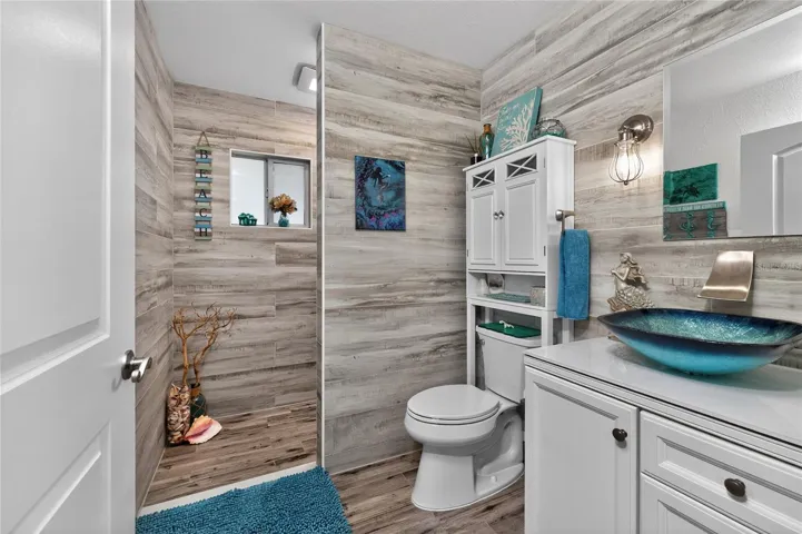 Wood plank tile continues this coastal theme