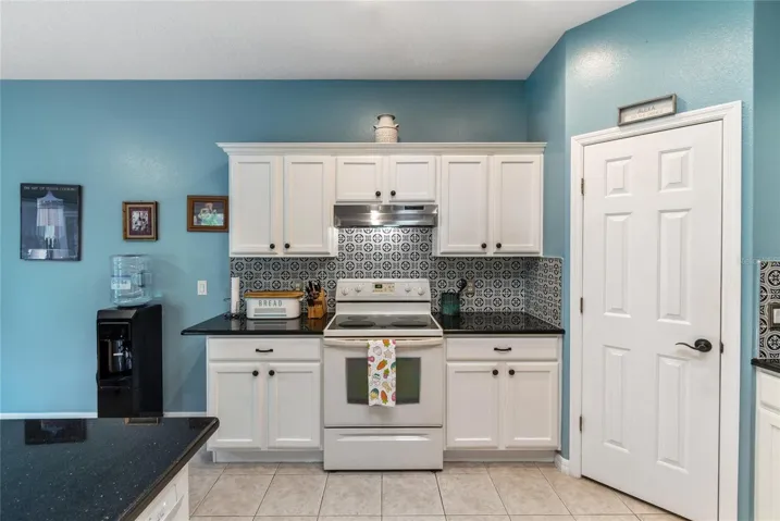 PORCELIN TILE BACKSPLASH