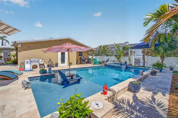Large shallow area for relaxing or a Kids Fun Zone