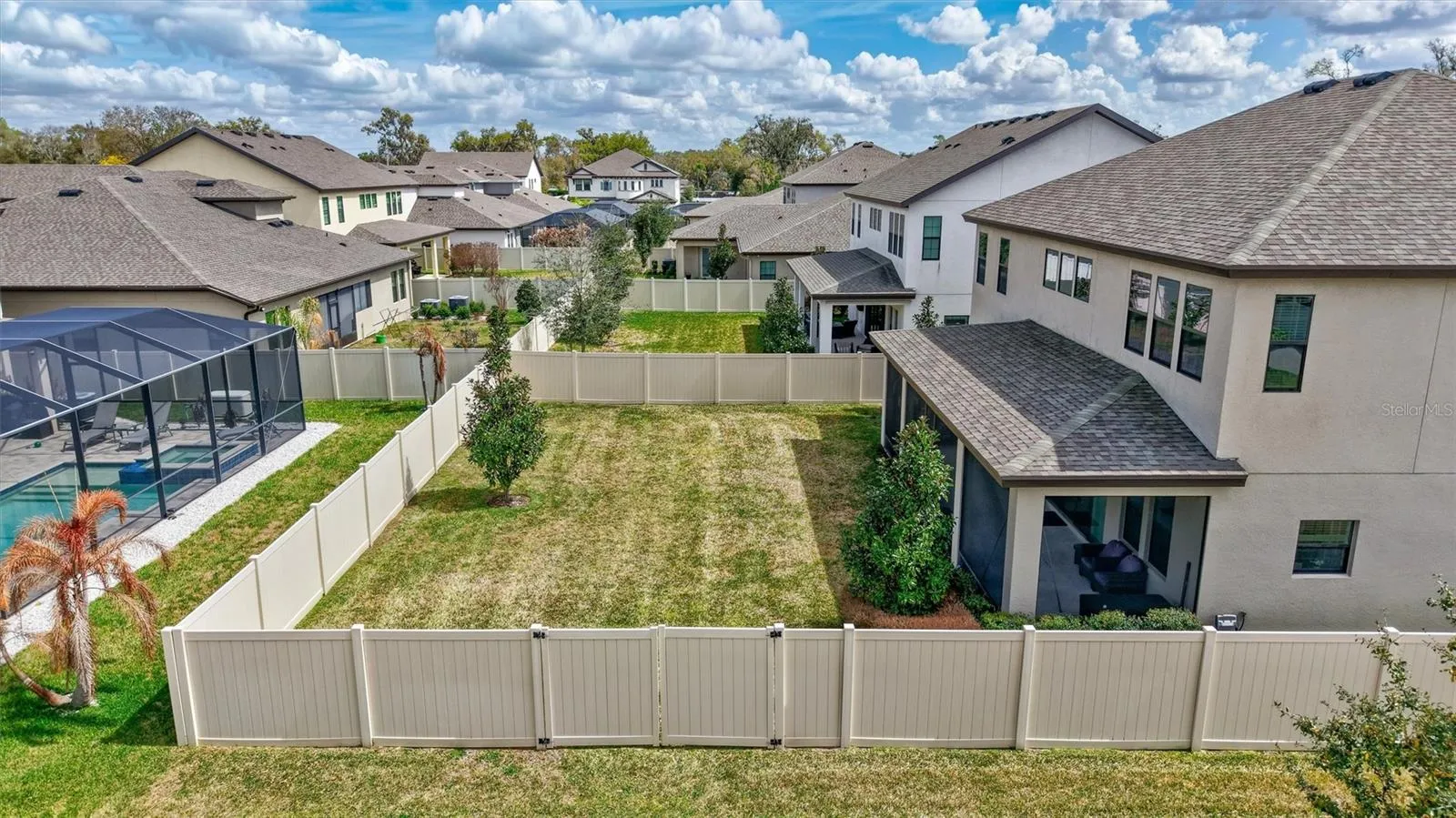 Fully Fenced with Double Gate