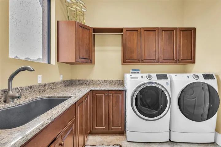 LAUNDRY ROOM FIRST FLOOR