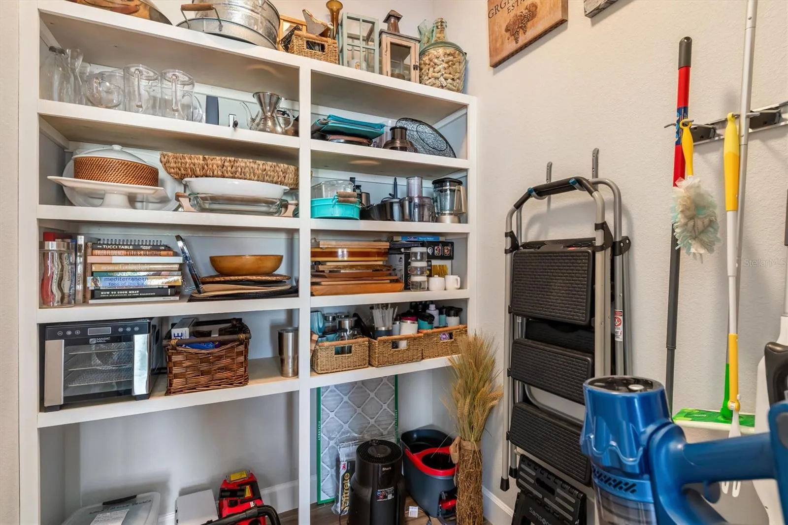 Huge Walk in, Hidden Pantry