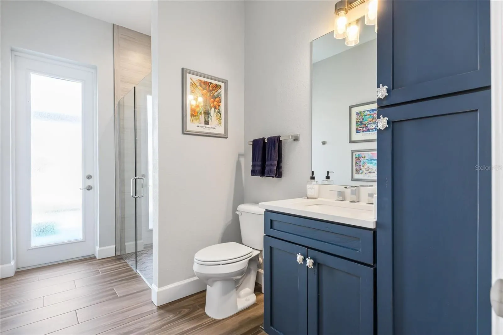 Guest Bath With Easy Access to the Lanai & Pool