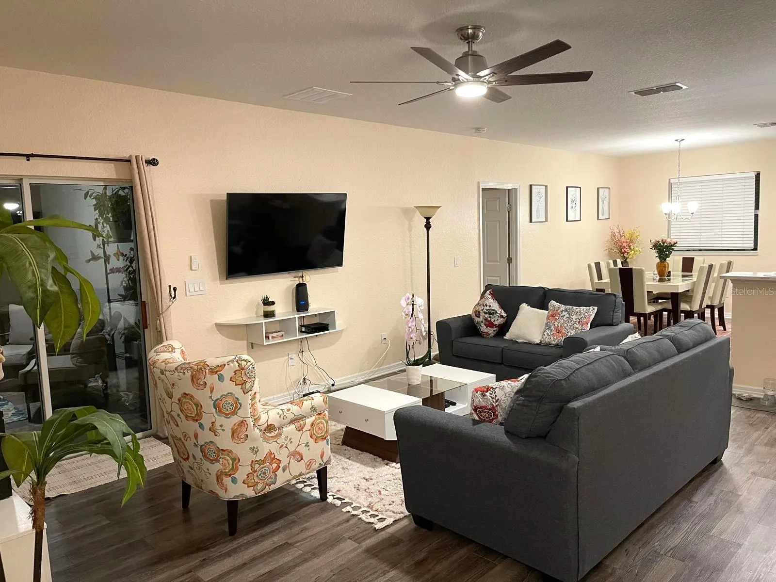Living room - exit to lanai