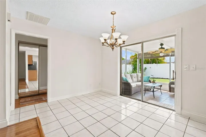 Dining area, sliders to screen enclose dporch