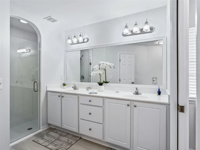 En Suite w/2 Sink Vanity with New Countertop