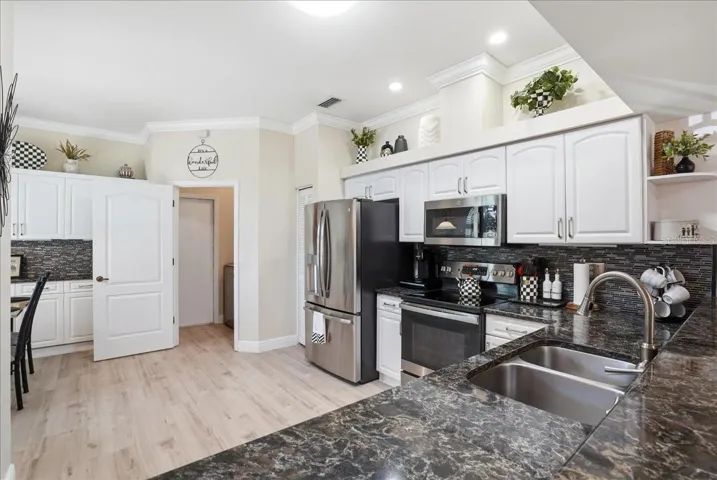 large eat in kitchen